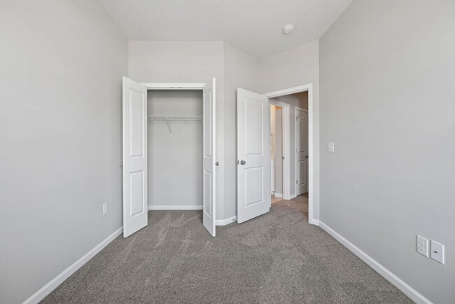 Building Photo - 3 Bedroom END unit Townhome in Clayton