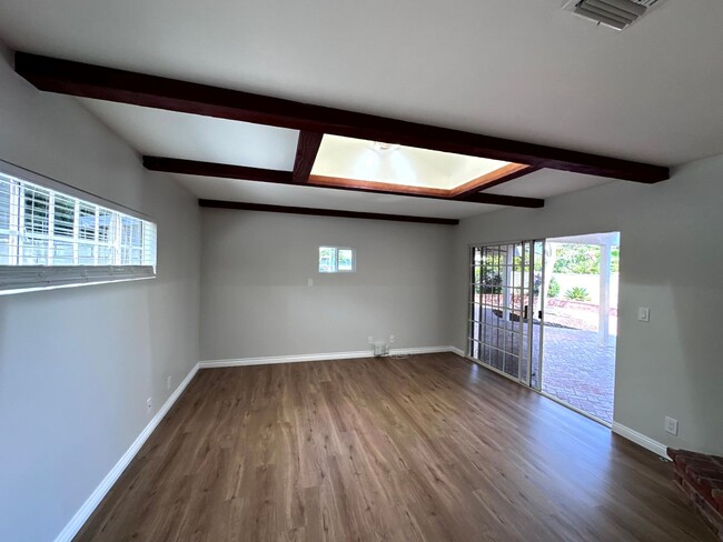 Building Photo - ***MOVE-IN SPECIAL 2 WEEKS FREE RENT***Fan...