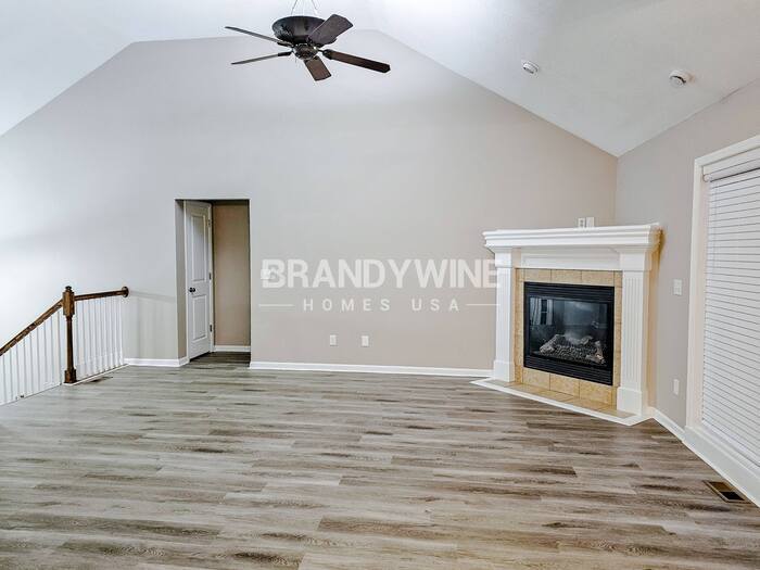 Building Photo - 803 SW Hilltop Ct