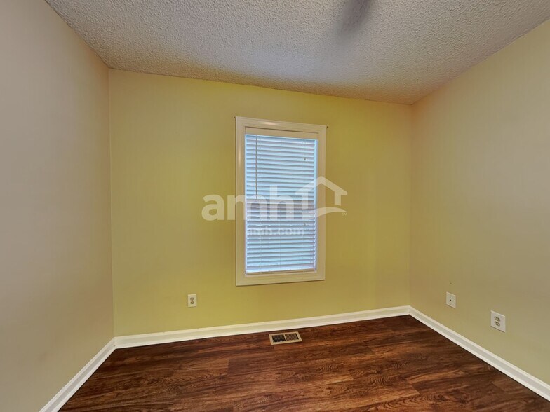 Building Photo - 1009 Loch Lomond Cir