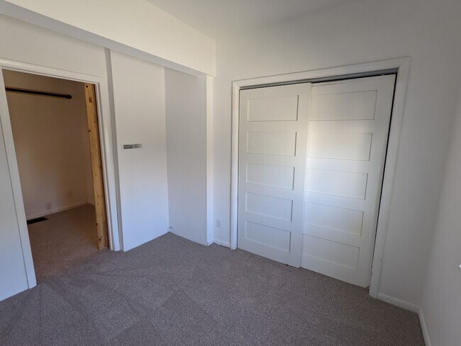 Building Photo - 546 E Jenkins Ave