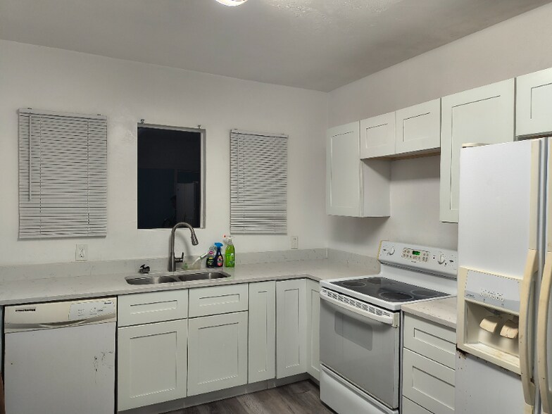 Building Photo - 943 S Ridgewood Ave