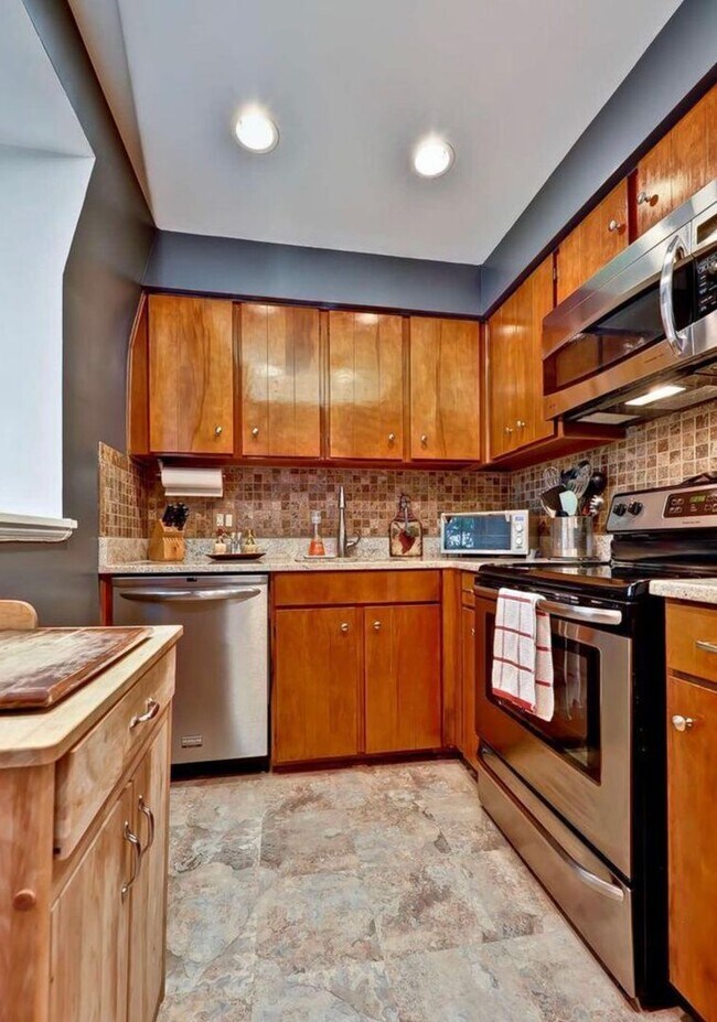 Building Photo - "Coming Soon "Top Floor 1/1 with Updated K...