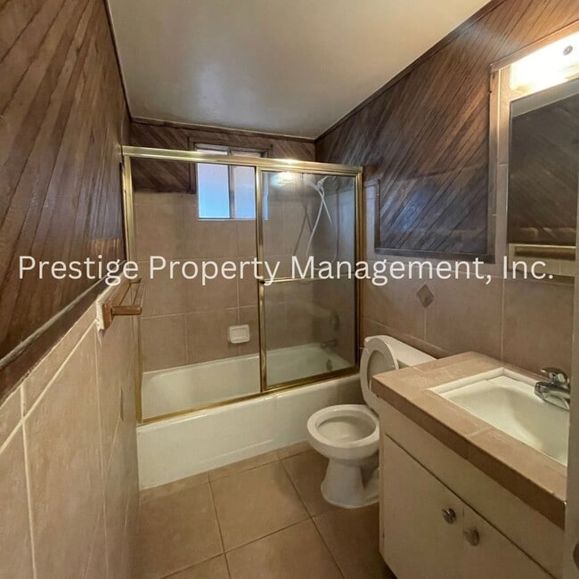 Building Photo - 812-812 E Holaway Dr