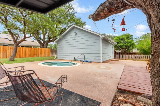 Building Photo - "Spacious 6-Bedroom Haven with 4 Full Bath...
