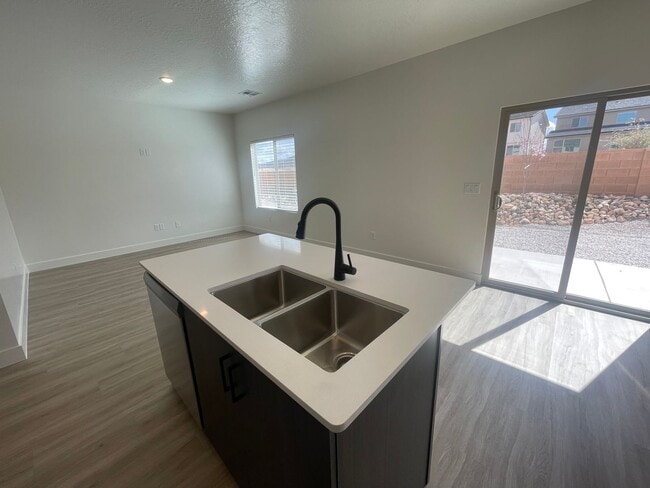 Building Photo - Beautiful Townhome! Washer and dryer included.
