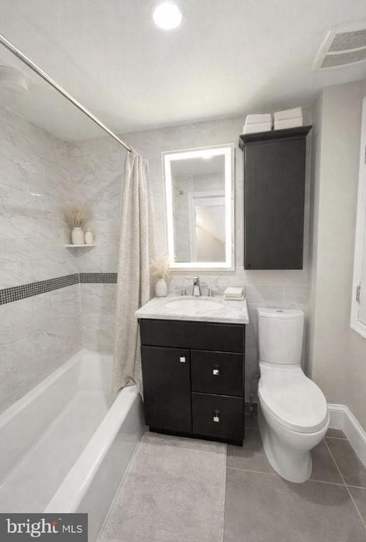 Building Photo - 125 Maple St