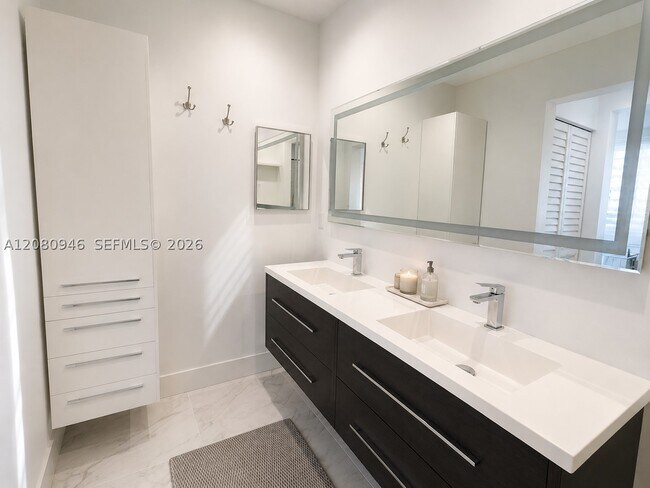 Building Photo - 6917 Collins Ave