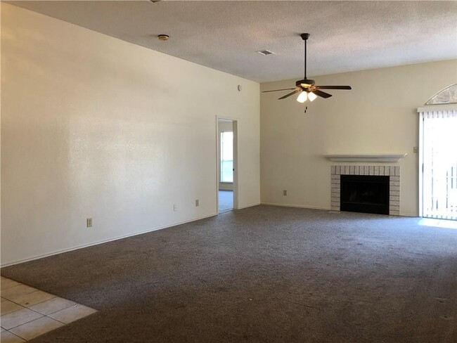 Building Photo - AVAILABLE NOW 3 Bedroom 2 Bath Home in For...