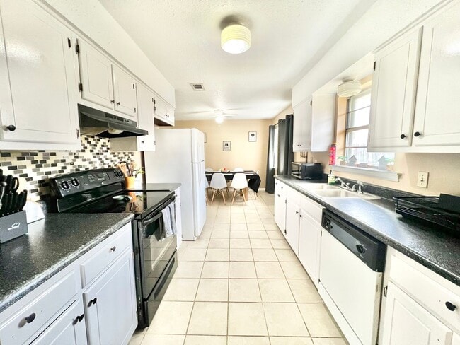 Building Photo - Home For Lease