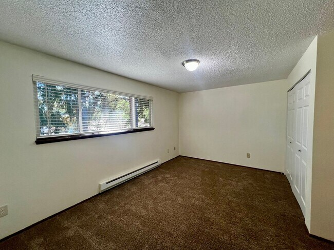 Building Photo - Updated Duplex (Unit A) - Water included!