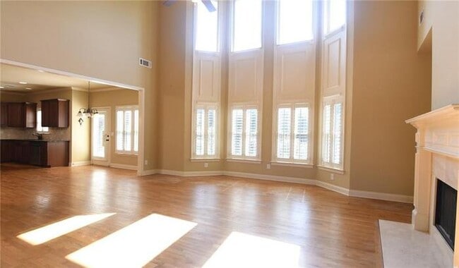 Building Photo - A stunning 5-bedroom, 4-bathroom home in B...