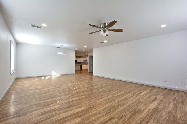 Building Photo - 1211 N Essex Ave