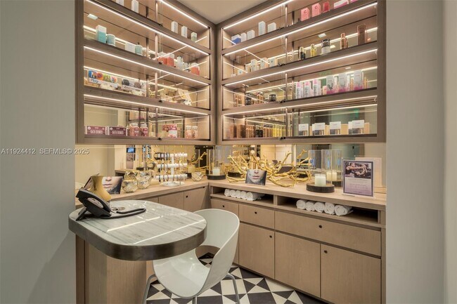 Building Photo - 801 S Miami Ave