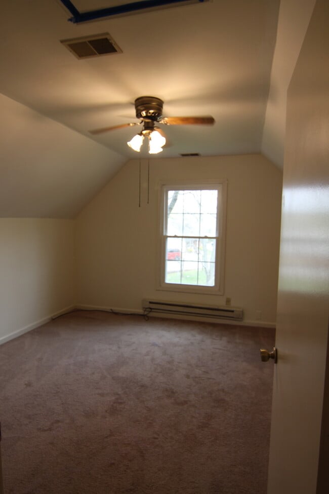 Building Photo - 4 Bedroom Pet Friendly Home For Rent Near Post!