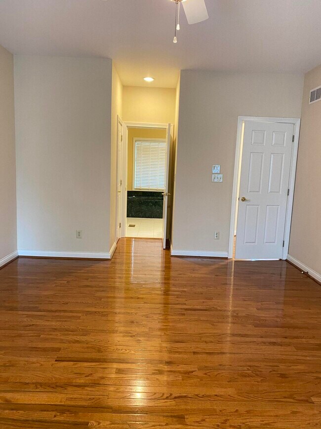 Building Photo - 4224 Evergreen Dr