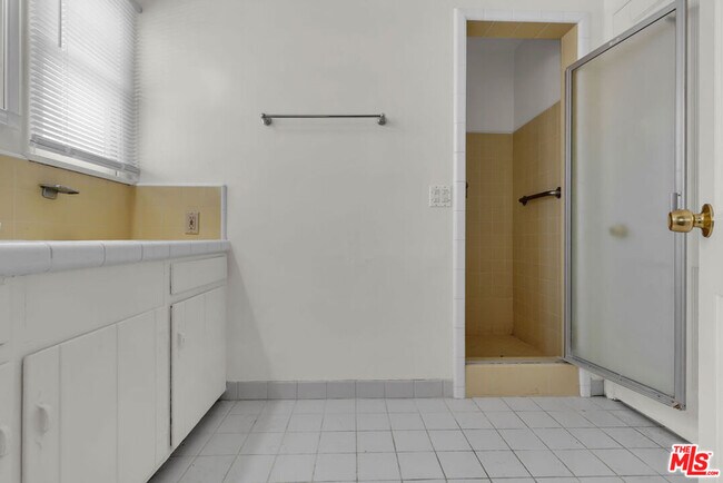 Building Photo - 9322 Lasaine Ave