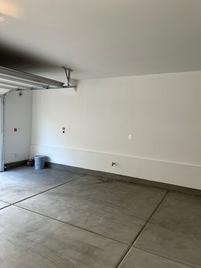 Building Photo - Brand-New Juniper Hills Townhome with 4 Bedrooms, Loft & Dual Balconies