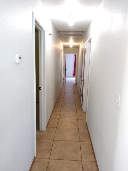 Building Photo - 615 Oriole Ave