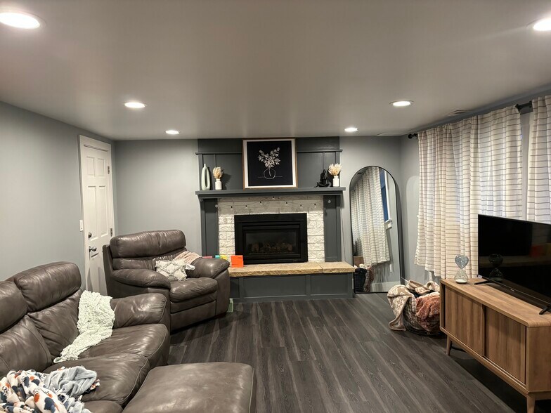 Building Photo - 3111 Harrow Dr