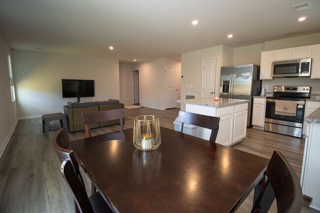 Building Photo - 342 Saskatoon Dr