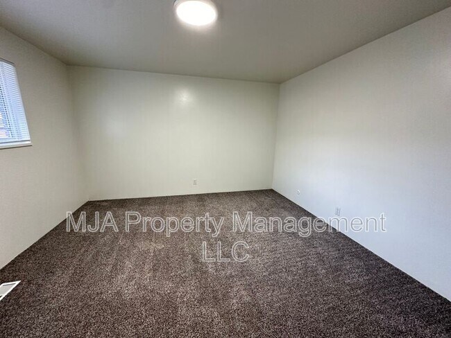 Building Photo - 1741 Holladay Blvd E