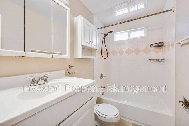 Building Photo - 403 Elmwood Dr