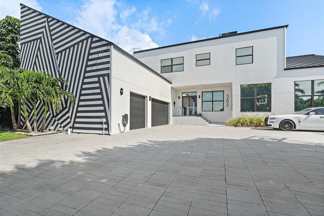 Building Photo - 585 Dolphin Ave SE