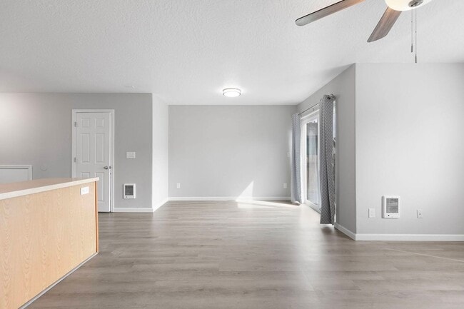 Building Photo - Fantastic 3-Bedroom, 1.5-Bath Duplex With landscaping Included!