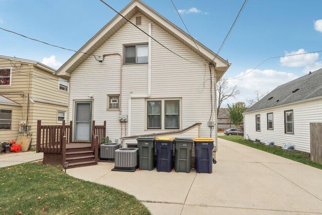Building Photo - 2451 S 68th St