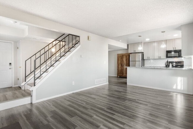 Building Photo - Clean, Bright 3 Bedroom with large yard an...