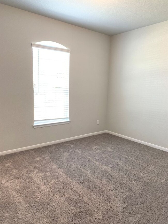 Building Photo - Large Single Level 4-bedroom in Oak Creek ...