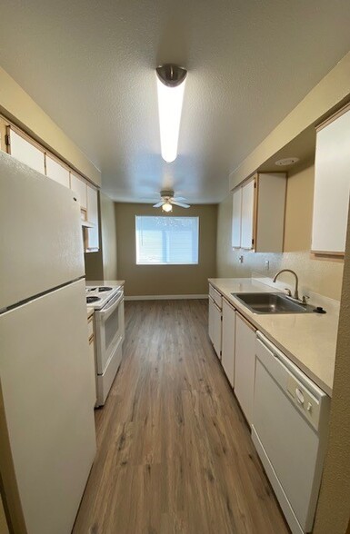 2 bedroom/1 bath 858sq ft - Cascade View Apartments