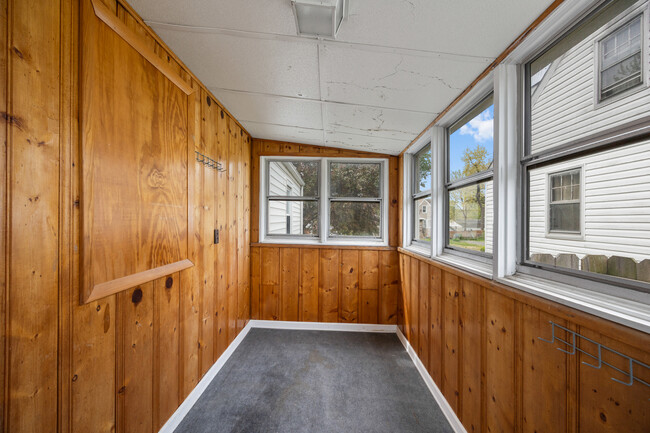 Building Photo - 9537 Chester Ave