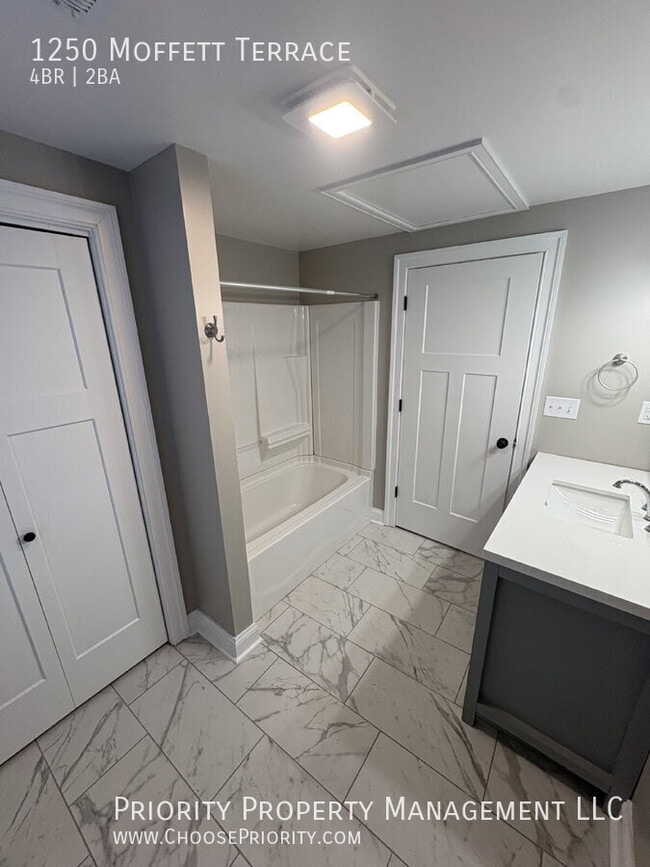 Building Photo - 1250 Moffett Terrace