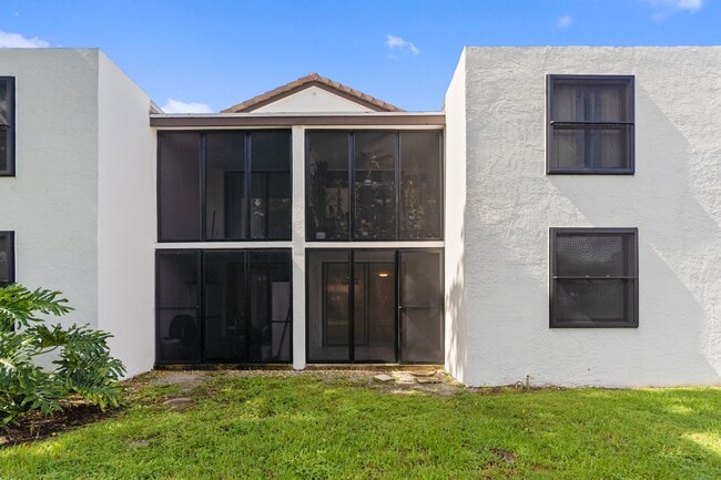 Building Photo - 215 Lake Pointe Dr