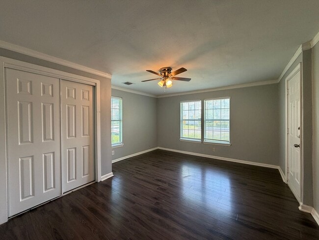 Building Photo - CUTE 2/1 HOME CLOSE TO DOWNTOWN