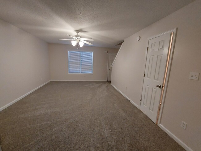 Building Photo - Spacious Home in Quiet Neighborhood