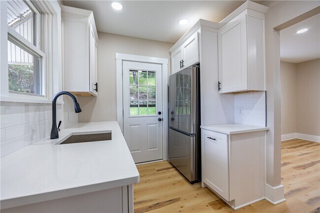 Building Photo - 232 St Clair St