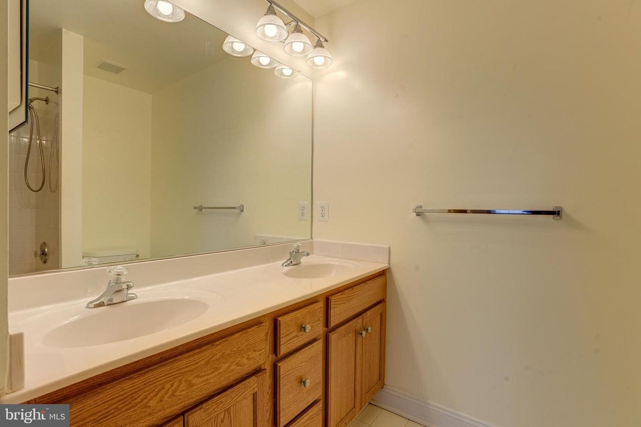 Building Photo - 833 Ramsay St