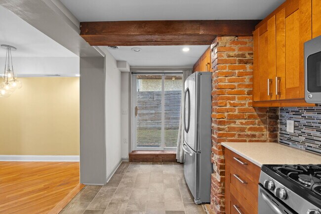 Building Photo - 246 E Thompson St