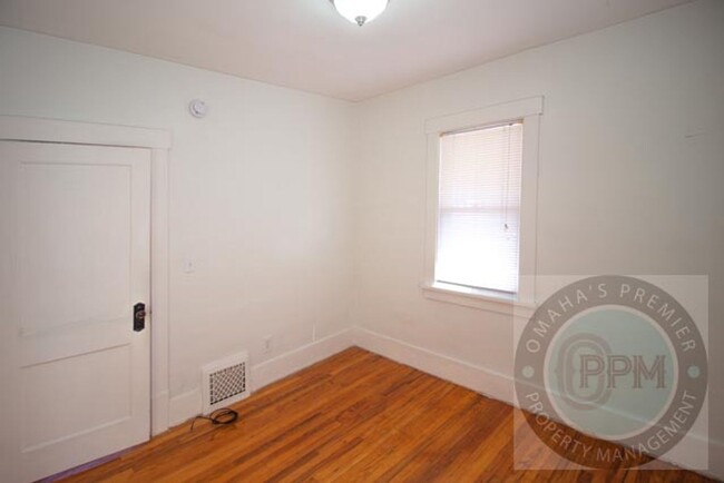 Building Photo - Cozy renovated 2 bedroom 1 bath in the hea...