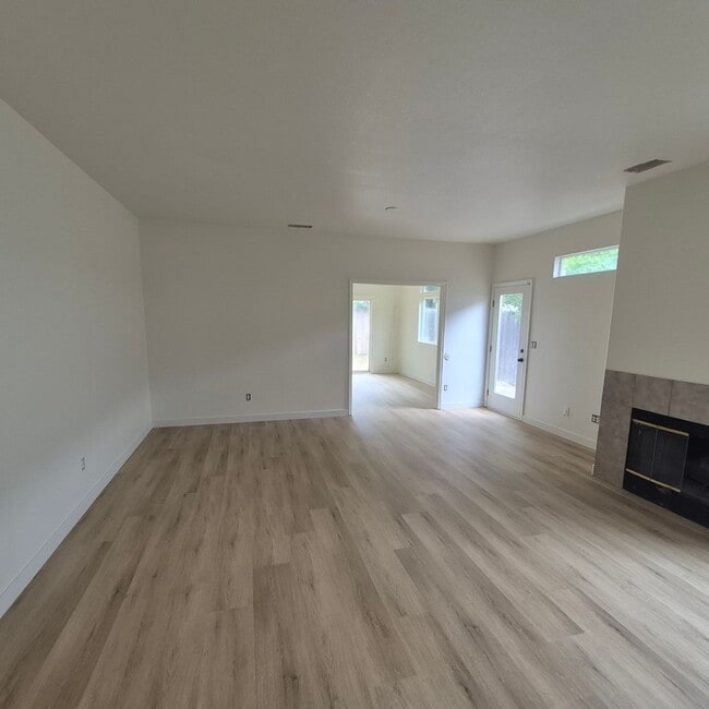 Building Photo - Single story Elk Grove home, 4 bedrooms, 2 baths; nice floor plan