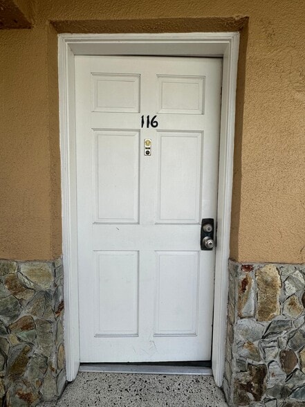 Building Photo - 1135 W 35th Pl