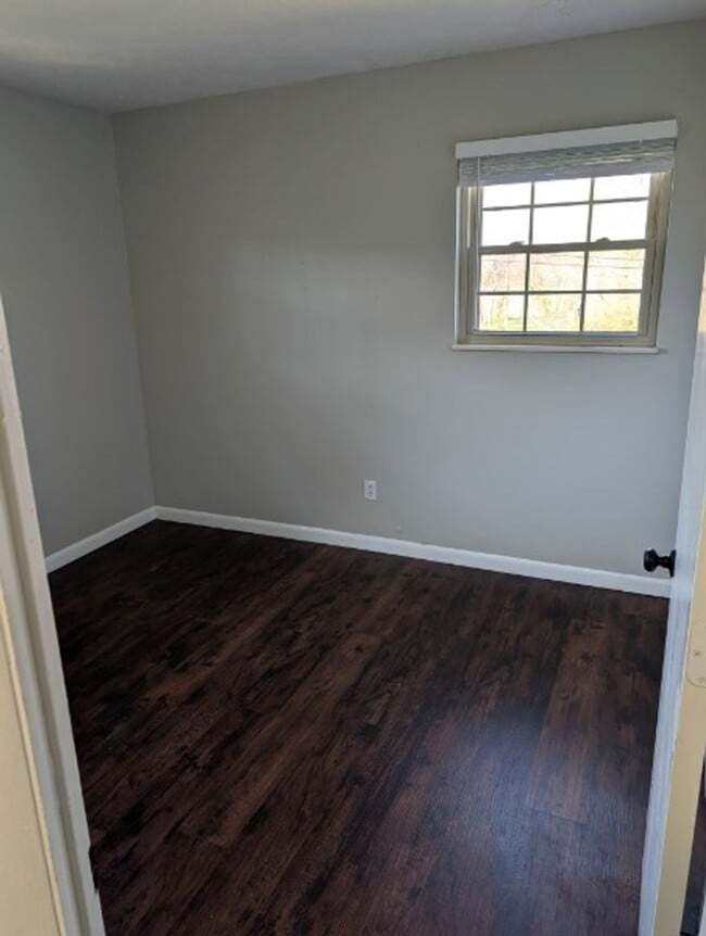 Building Photo - Spacious 2-Bedroom, 1-Bath Apartment Near Karns – Quiet Living with a Large Yard