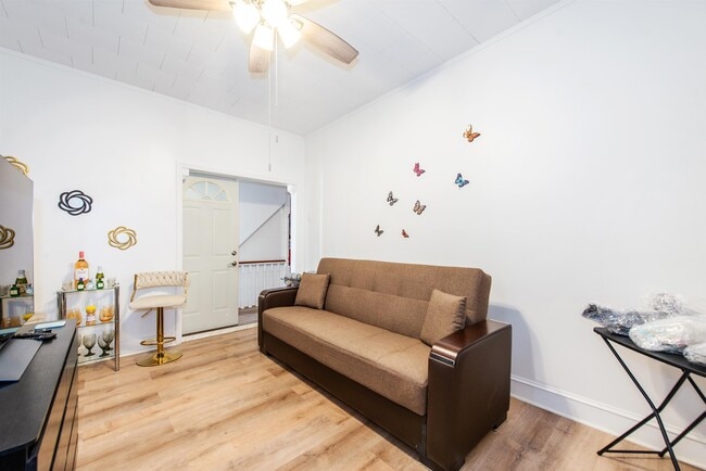 Building Photo - 606 59th St