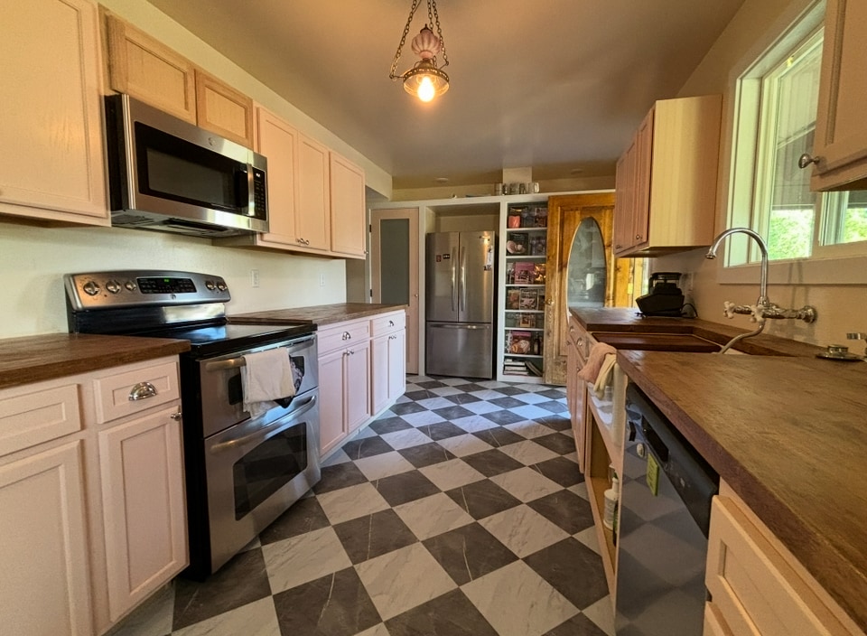 Brand new kitchen - 202 Hillcrest Dr