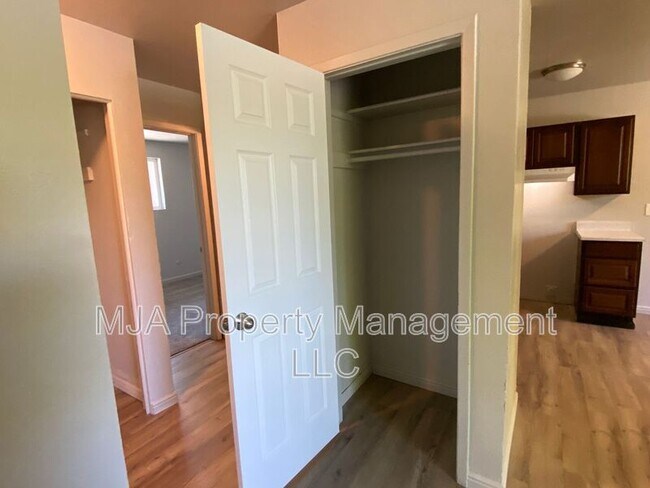 Building Photo - 2523 S Lakecrest Dr