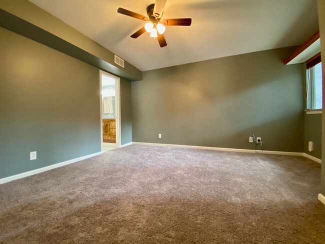 Building Photo - Beautiful Two Bed Two Bath Condo in the Pl...