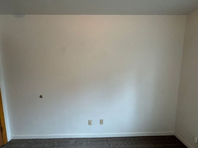 Building Photo - 2 BD, 1 BA Apartment Nestled Back on a Culd-de-Sac